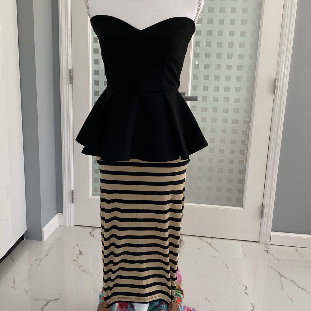 2/$30 ❤️BEBE Pin striped pencil skirt ❤️